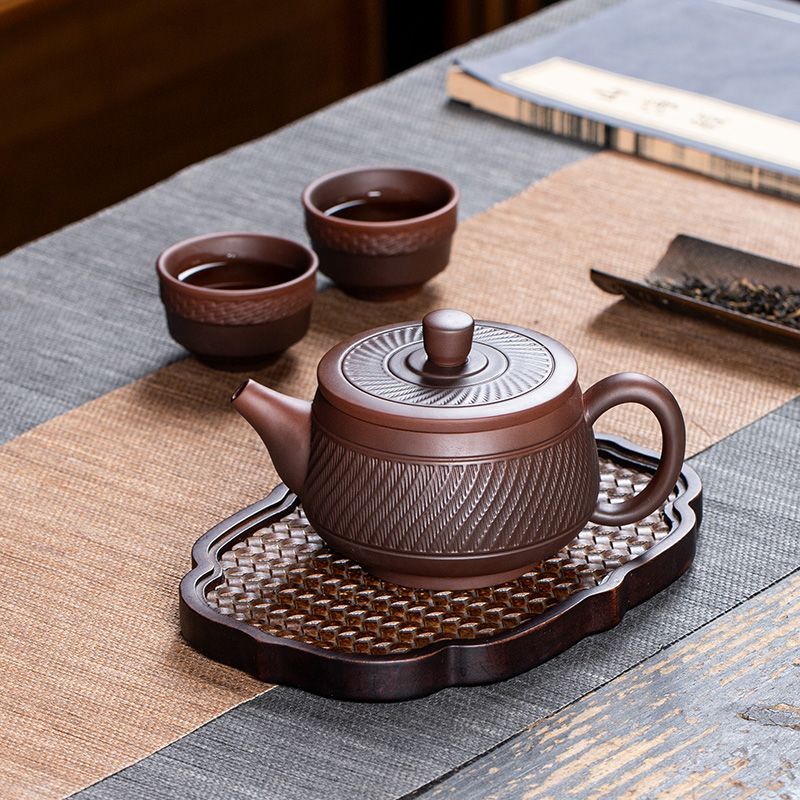 經典傳承・匠心打造|【大師純手工紫陶鳳鳴壺】復古跳刀紋漢瓦壺(一壺兩杯)・黃金大容量300cc + 球孔過濾,鳴音設計顯格調 經典傳承・匠心打造|【大師純手工紫陶鳳鳴壺】復古跳刀紋漢瓦壺(一壺兩杯)・黃金大容量300cc + 球孔過濾,鳴音設計顯格調