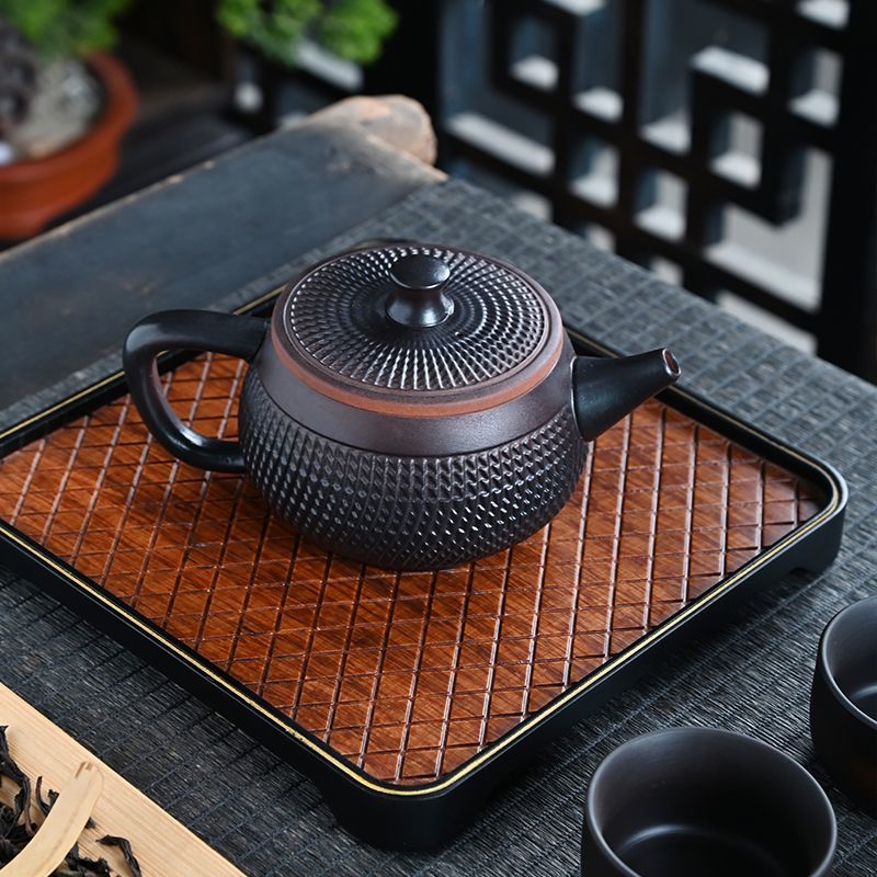 經典傳承・匠心打造|【大師純手工紫陶鳳鳴壺】復古跳刀紋漢瓦壺(一壺兩杯)・黃金大容量300cc + 球孔過濾,鳴音設計顯格調 經典傳承・匠心打造|【大師純手工紫陶鳳鳴壺】復古跳刀紋漢瓦壺(一壺兩杯)・黃金大容量300cc + 球孔過濾,鳴音設計顯格調